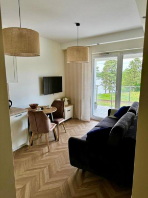 Urokliwy Apartament z dużym tarasem i widokiem na Jezioro Białe